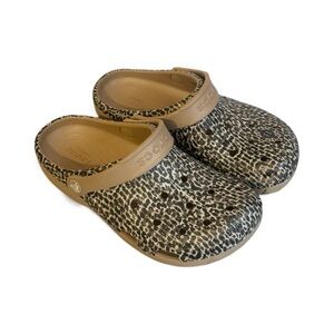Crocs Classic Clogs Leopard Print Tan Brown – Women’s 8 (Approx)